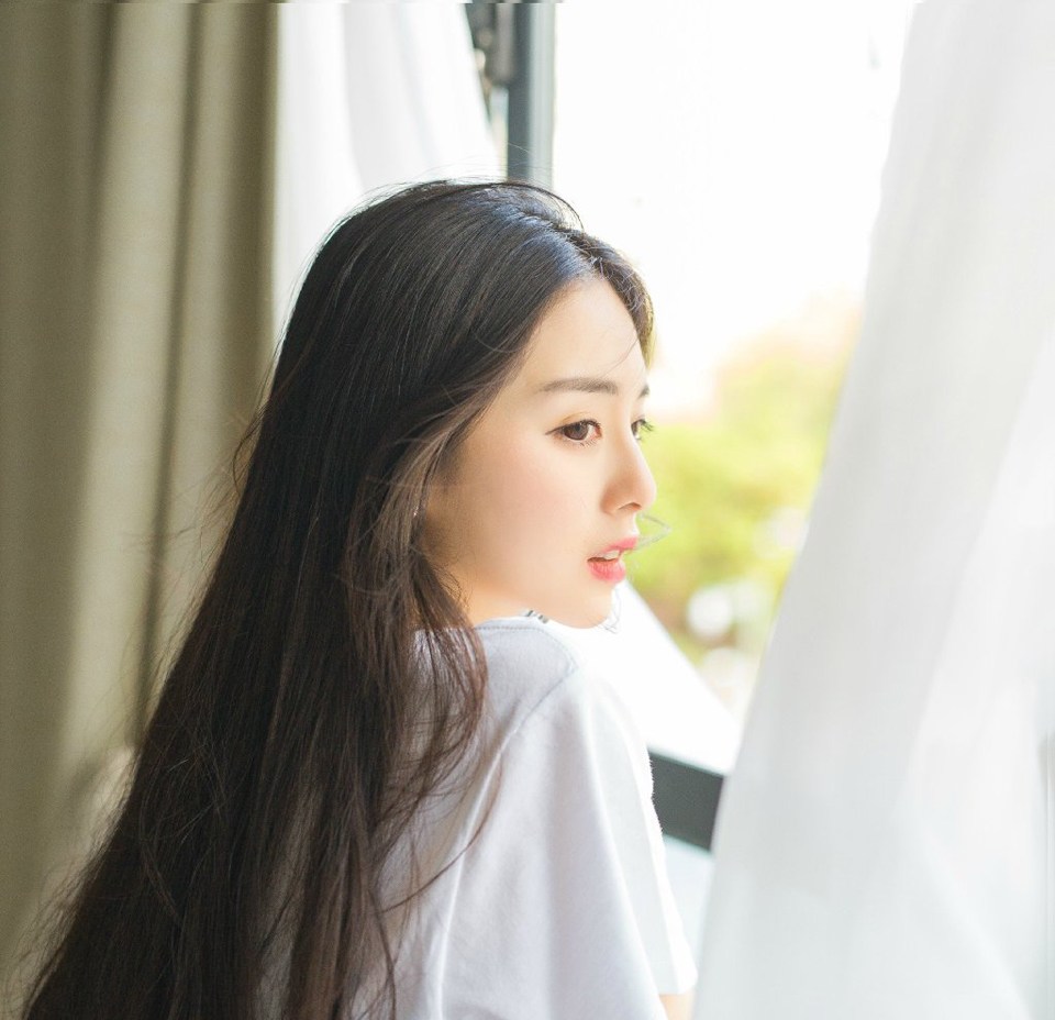 有一天，友情和爱情碰见。爱情问友情：世上有我了，为什么还要有你的存在？友情笑着说：爱情会让人们流泪，而友情的存在就是帮人们擦干眼泪！朋友就是：偶尔会为你担心向你关心替你懆心想你欢心逗你开心请你放心。朋友之间，懂得关怀才是难得伤心时不妨和我说；痛苦时别忘了跟我讲；有病时别忘了通知我；困难时记得要请教我；失望时要想起还有我；开心时更不要忘记我。朋友的定义，就在于此我们是朋友，这就够了